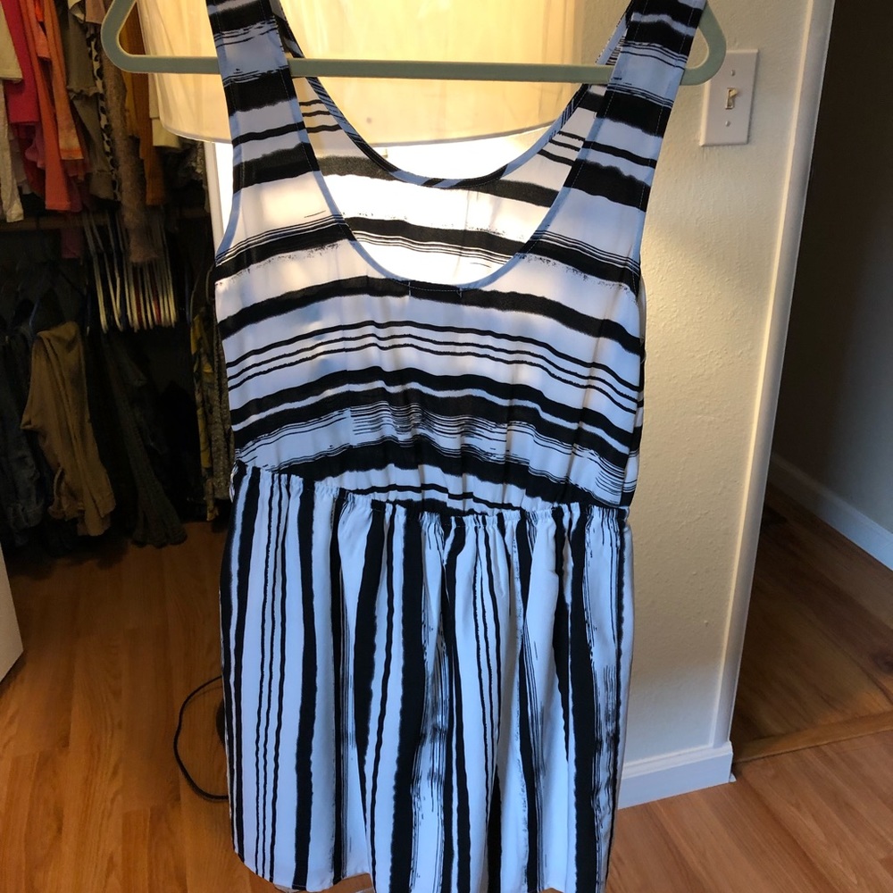 Dresses - Picture 4 of 8